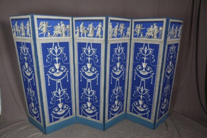 grisaille screen with blue background 1