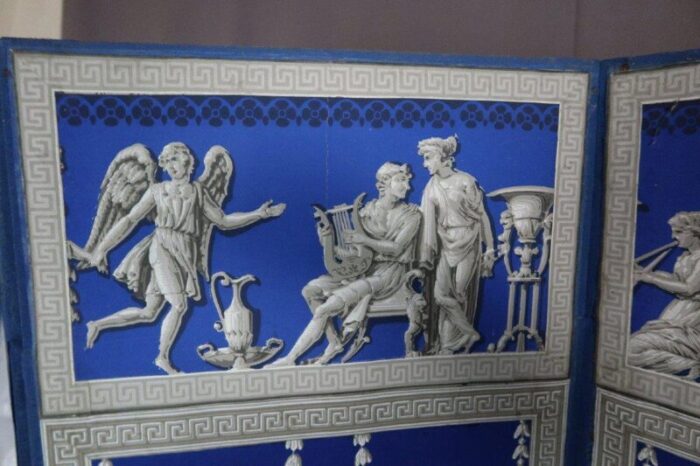 grisaille screen with blue background 4