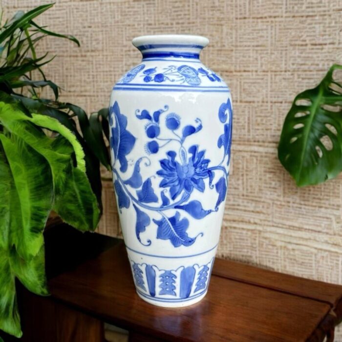 vintage blue white asian vase blue seal chop mark 6113